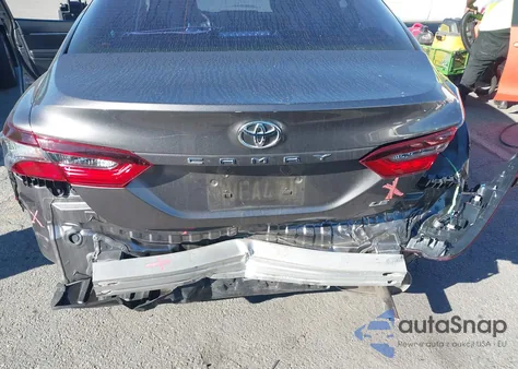 2021 Toyota Camry Le z USA, uszkodzony, nr VIN 4T1C11AK1MU547806